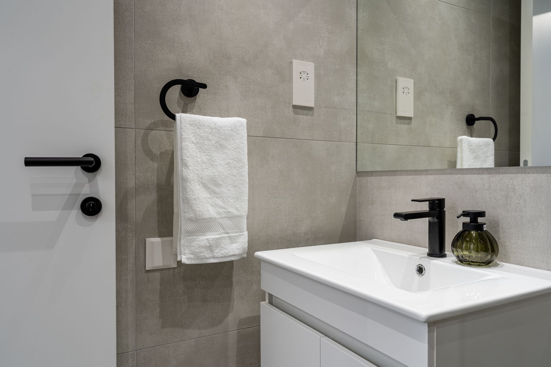 1-Bedroom Suite - Wardrobe